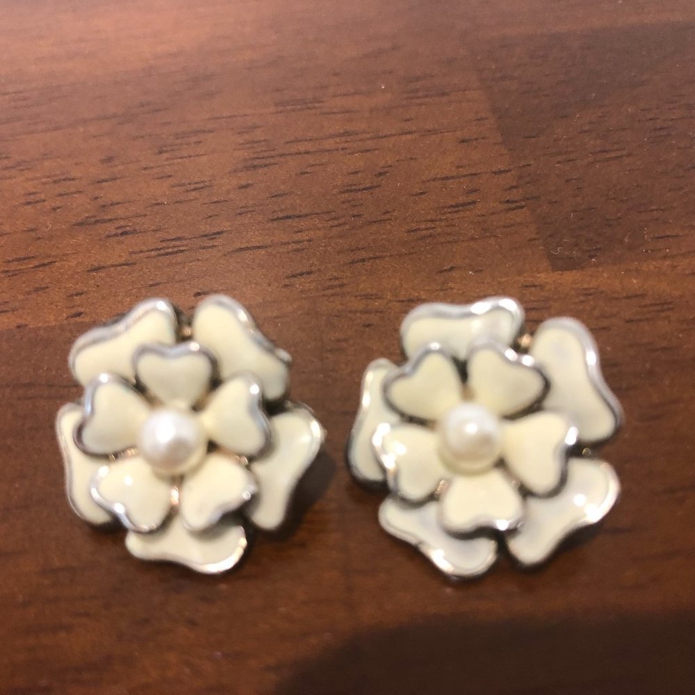 Vintage Silver Tone Cream Flower With Pearl Stud Earrings. - Picture 5 of 16